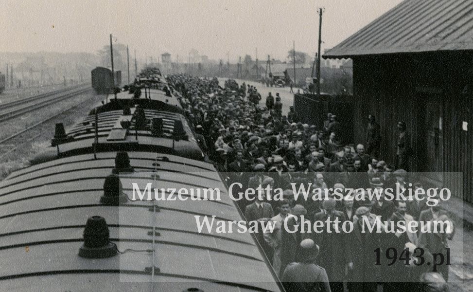 Auschwitz widok kolumny wiezniow na rampie kolejowej-