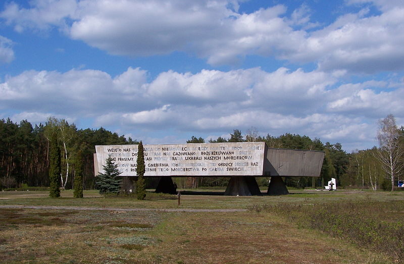 Pomnik-na-terenie-byłego-obozu-zagłady-Kulmhof