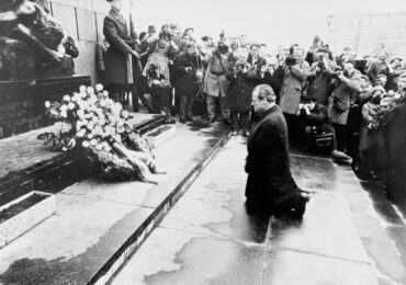 „Oto ukląkł ten, który nie musiał, w imieniu tych, którzy uklęknąć nie chcieli” – Willy Brandt w Warszawie 7 grudnia 1970 r.