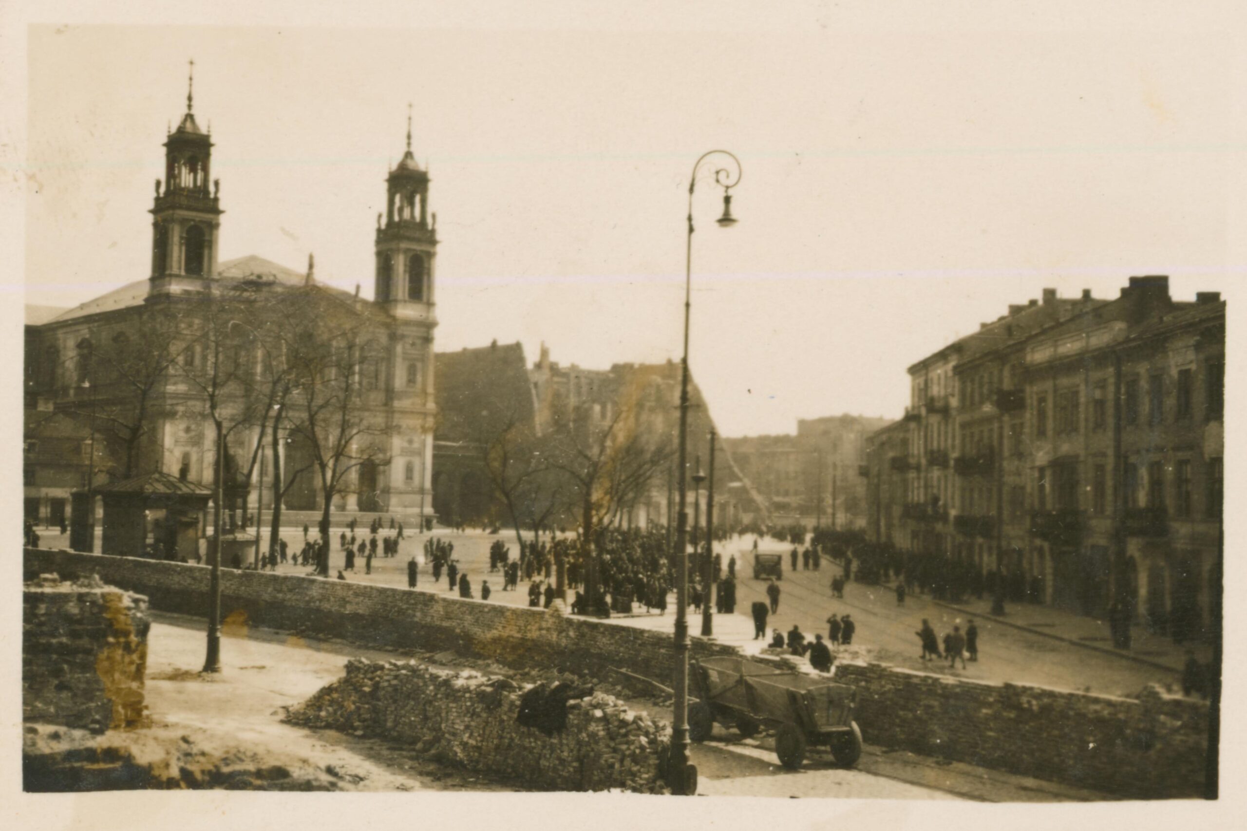 Plac Grzybowski z murem getta i kościołem Wszystkich Świętych w tle . Sterty cegieł i furmanka obok muru pozwalają przypuszczać, że zdjęcie zrobiono w trakcie budowy muru