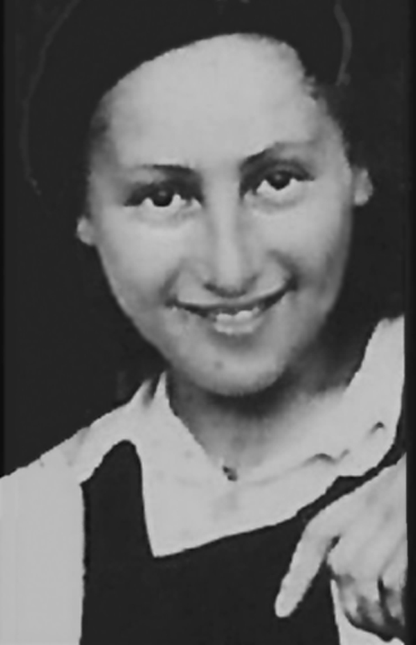Na zdjęciu portretowym ciemnowłosa, uśmiechnięta Rachela Zylberberg 