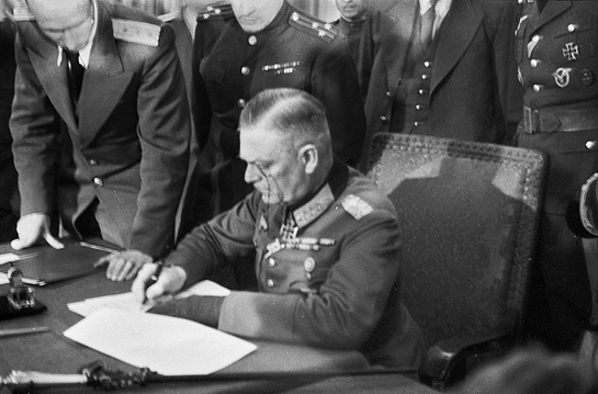 feldmarszalek Wilhelm Keitel podpisujac akt bezwarunkowej kapitulacji
