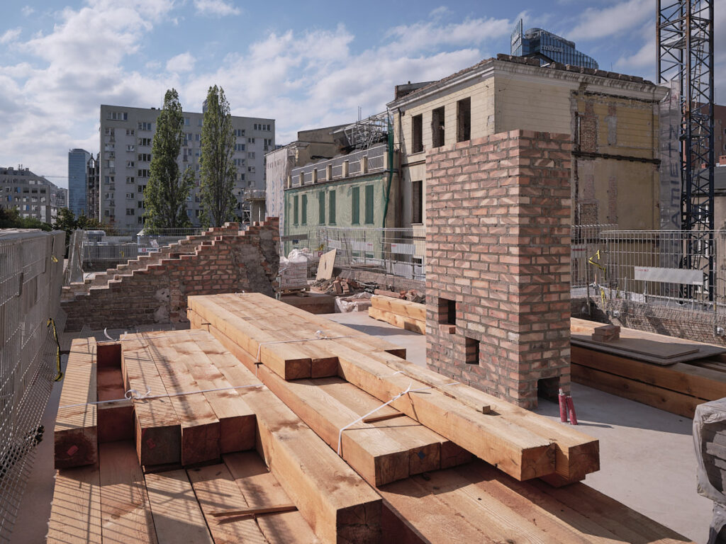 Dach budynku dawnego Szpitala Dziecięcego im. Bersohnów i Baumanów podczas budowy.