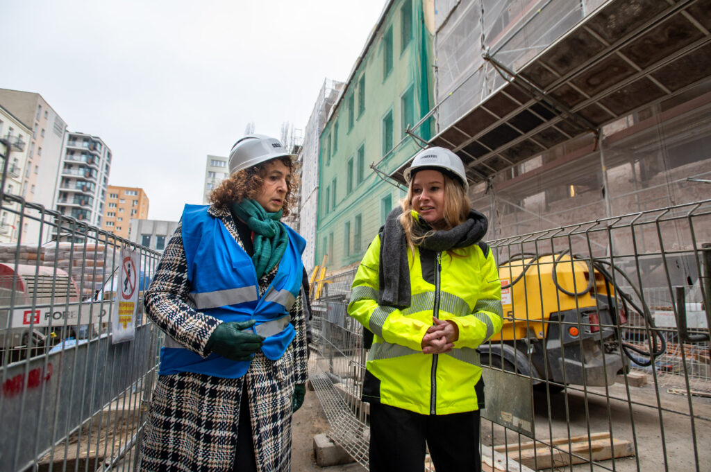 Zdjęcie z budowy Muzeum Getta Warszawskiego. Od lewej: ambasador Wielkiej Brytanii Dame Melinda Simmons, dyrektorka Muzeum Getta Warszawskiego - Katarzyna Person.