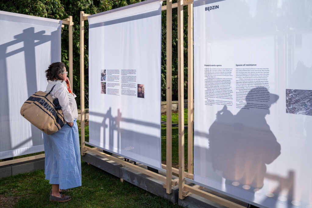 Gościni oglądająca wystawę „Miła – stan rzeczy”.