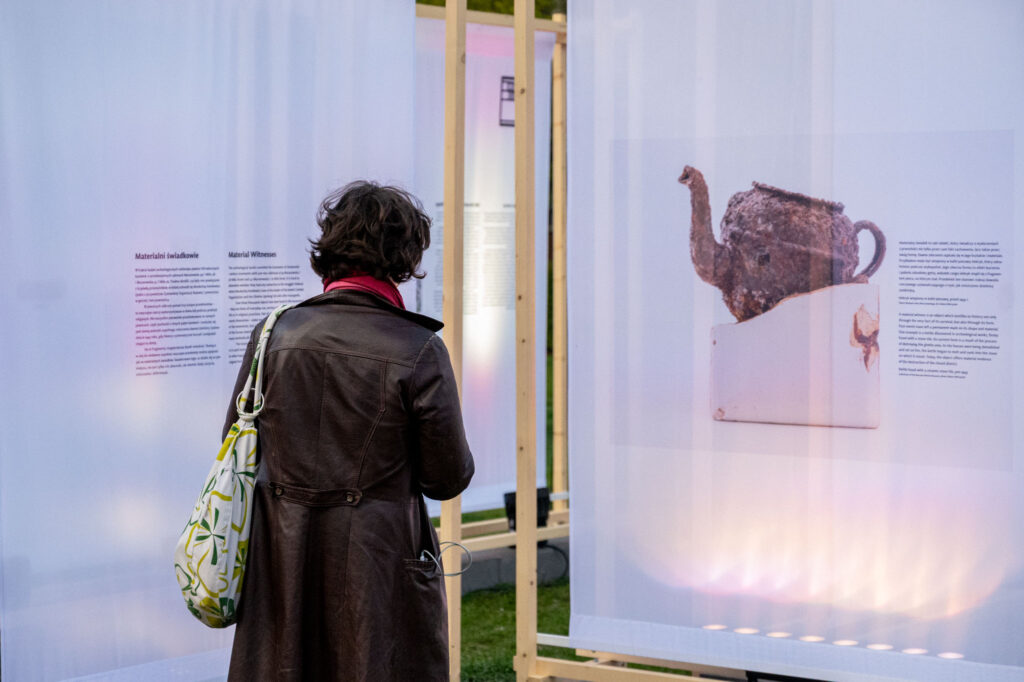 Gościni oglądająca wystawę „Miła – stan rzeczy”.